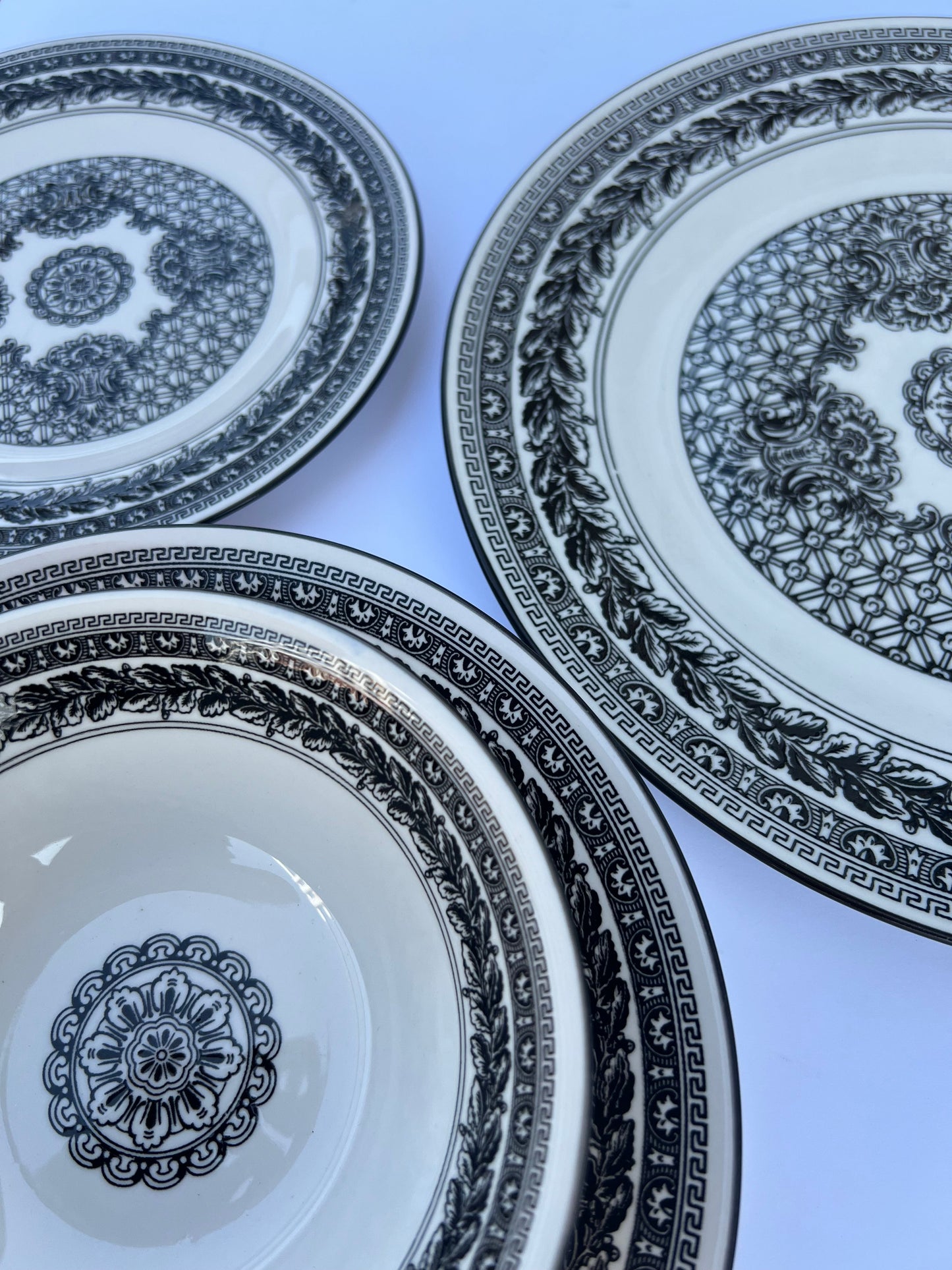 24 piece black and white plate set