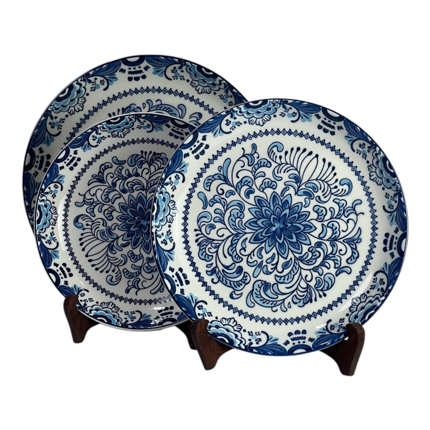 White and blue plates